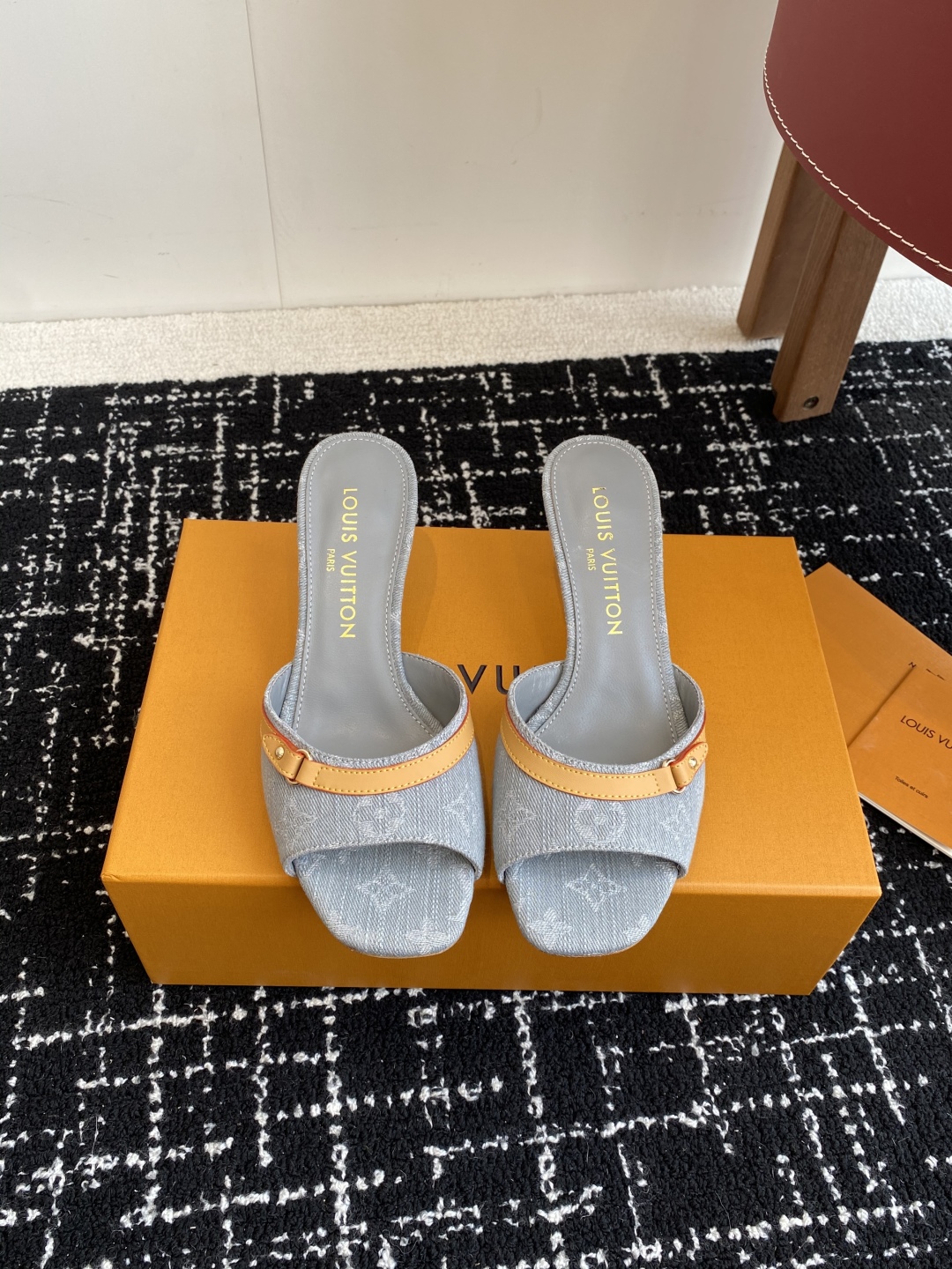 代购级
L…V… ss 25 new arrival～ L家25春夏单宁猫跟拖鞋

单宁色搭配的棕色皮质