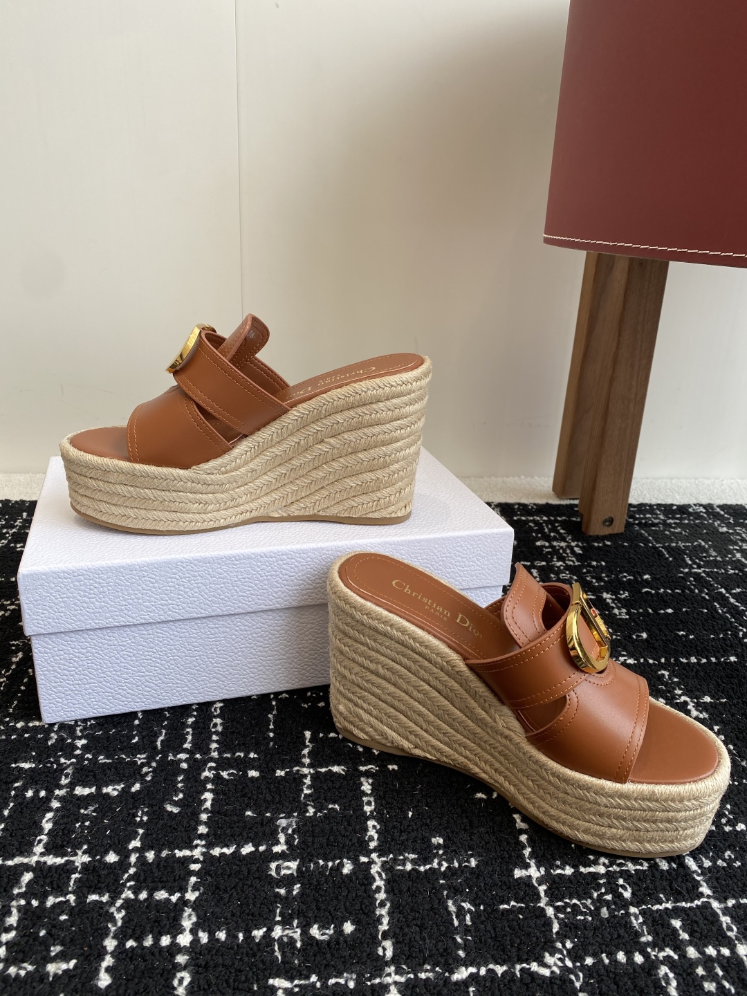 代购级
Dior 迪奥 25ss 夏季高版本新款 厚底拖鞋

简约超级百搭. 上脚完美奢华可任意搭配春夏