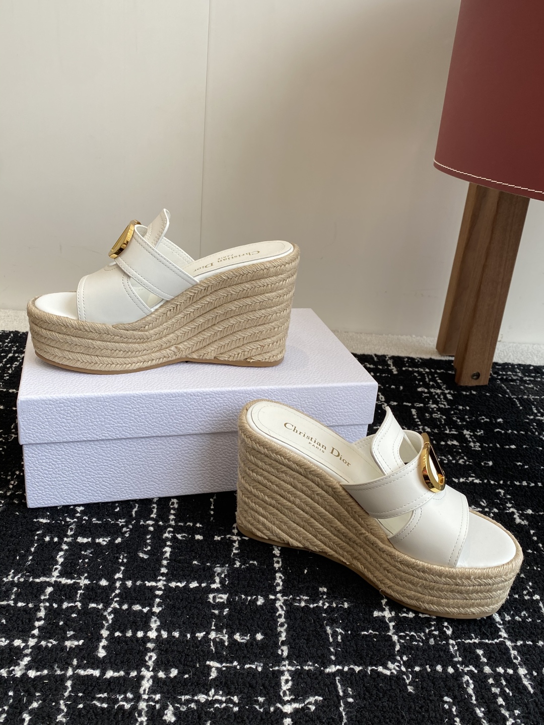 代购级
Dior 迪奥 25ss 夏季高版本新款 厚底拖鞋

简约超级百搭. 上脚完美奢华可任意搭配春夏