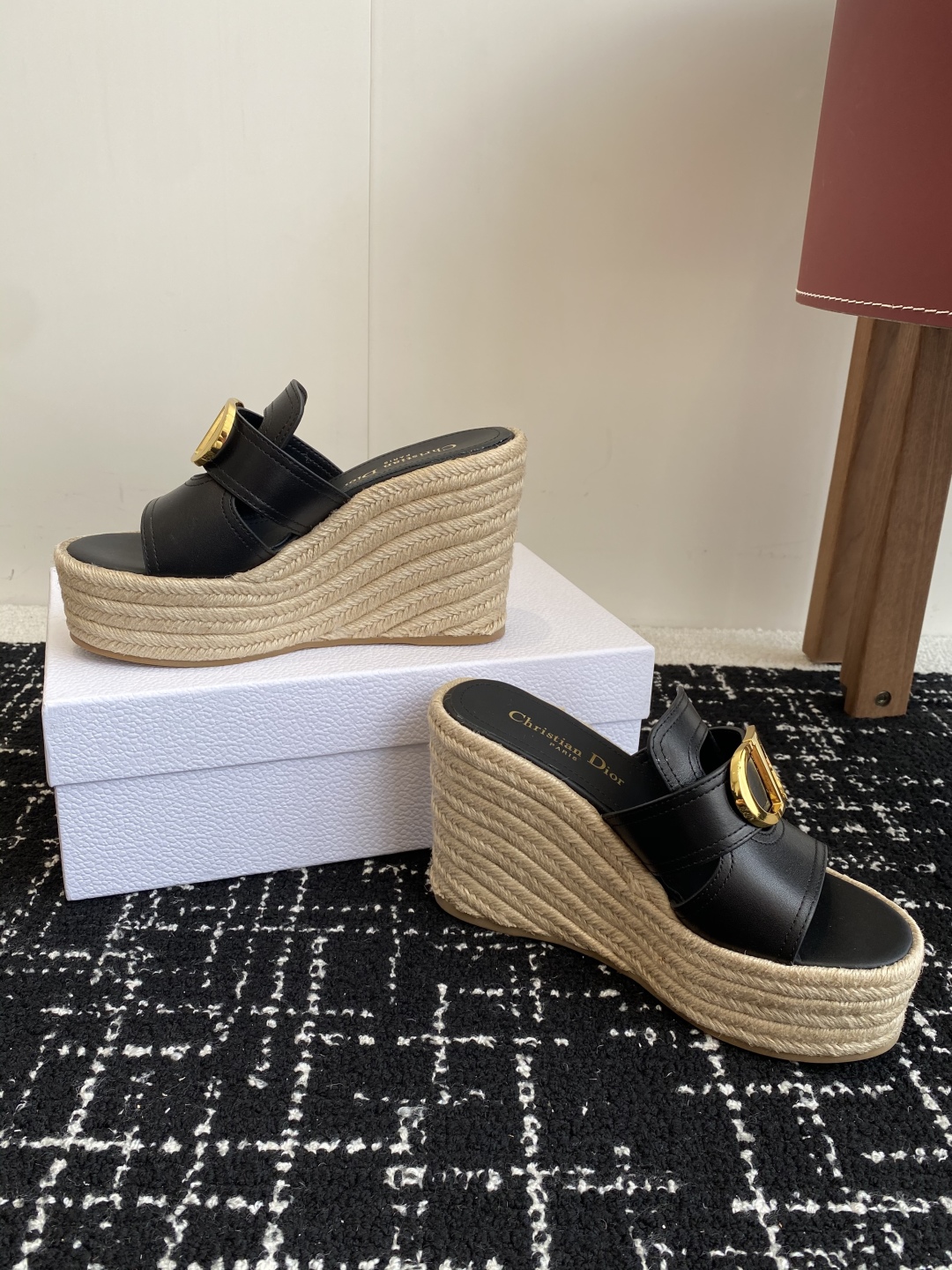 代购级
Dior 迪奥 25ss 夏季高版本新款 厚底拖鞋

简约超级百搭. 上脚完美奢华可任意搭配春夏