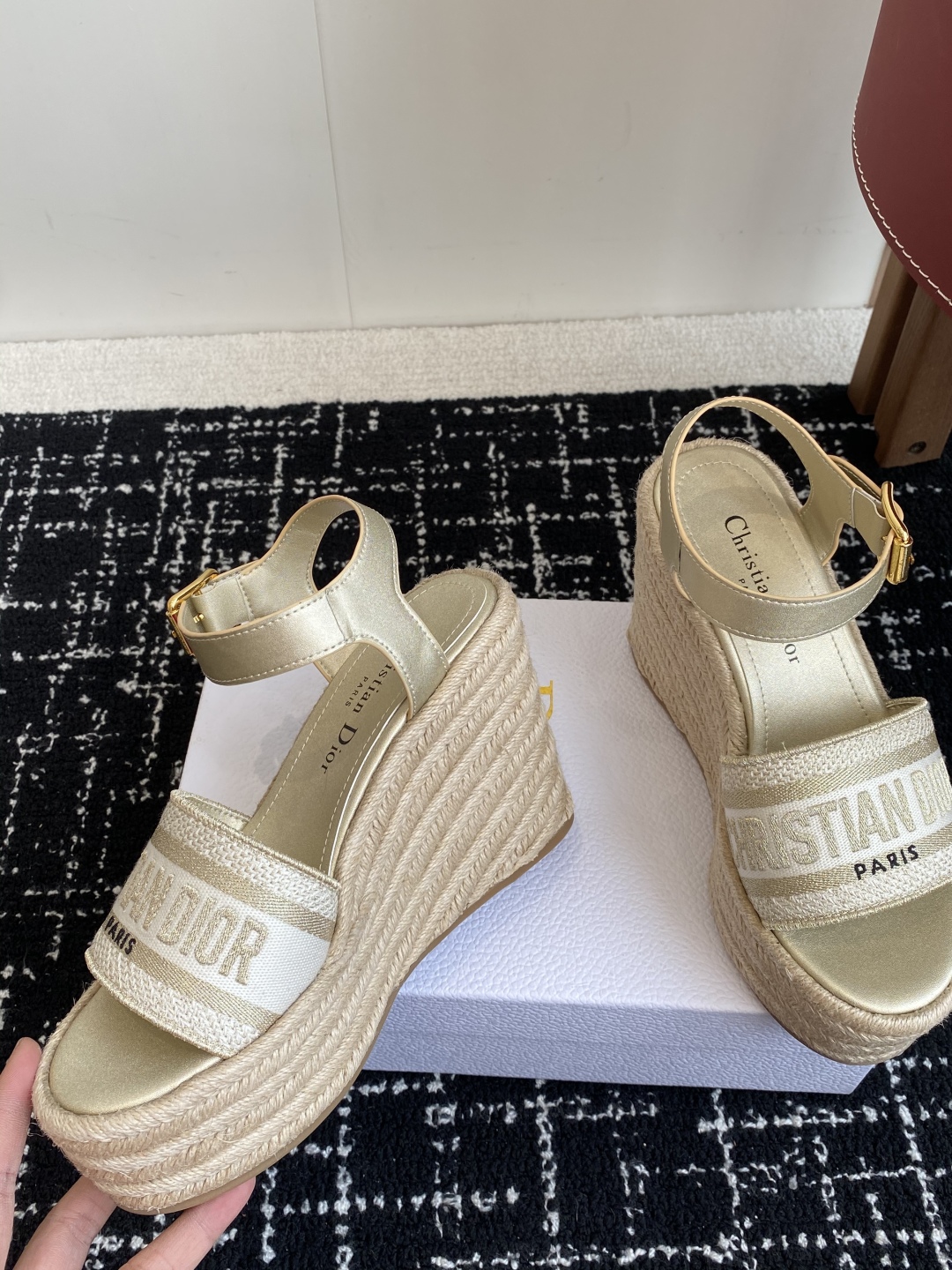 代购级
Dior 迪奥 25ss 夏季高版本新款 厚底拖鞋

简约超级百搭. 上脚完美奢华可任意搭配春夏
