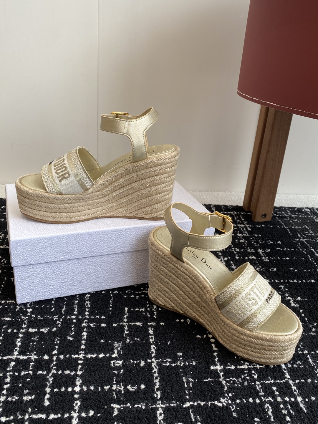 代购级
Dior 迪奥 25ss 夏季高版本新款 厚底拖鞋

简约超级百搭. 上脚完美奢华可任意搭配春夏