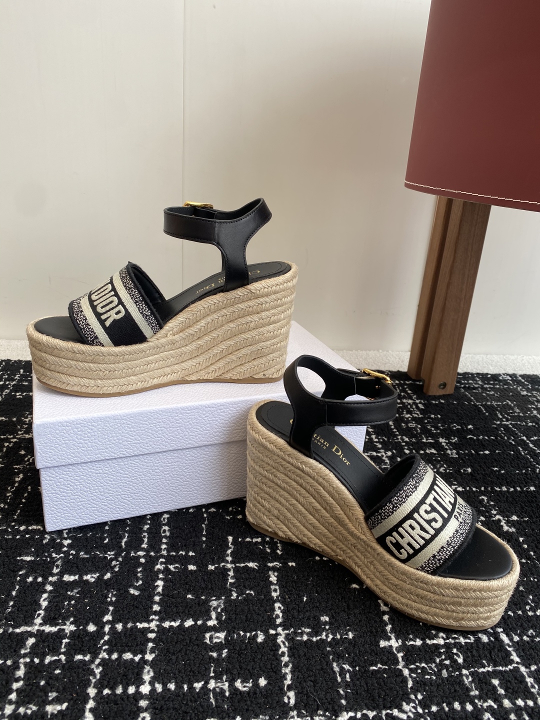 代购级
Dior 迪奥 25ss 夏季高版本新款 厚底拖鞋

简约超级百搭. 上脚完美奢华可任意搭配春夏