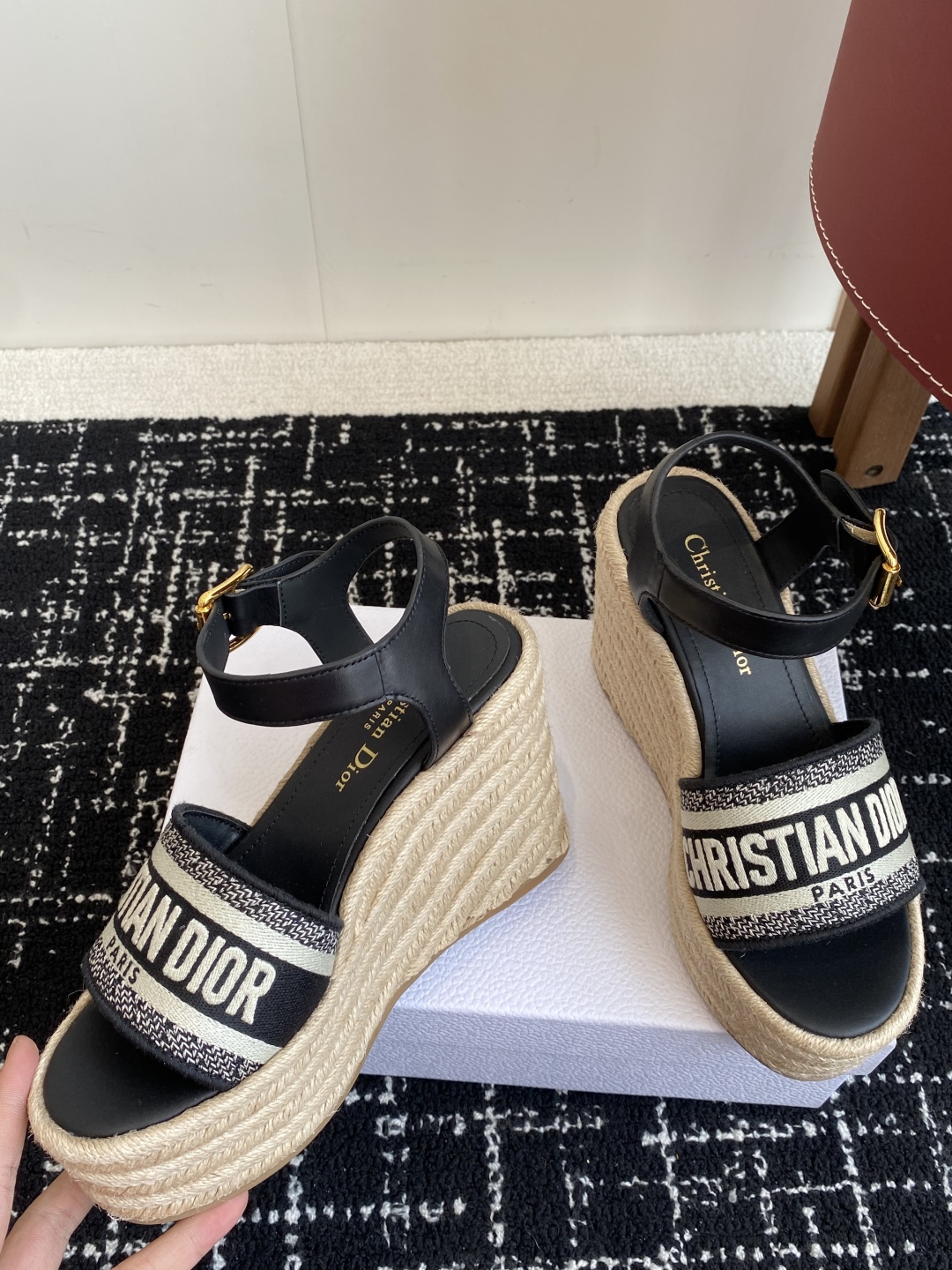 代购级
Dior 迪奥 25ss 夏季高版本新款 厚底拖鞋

简约超级百搭. 上脚完美奢华可任意搭配春夏