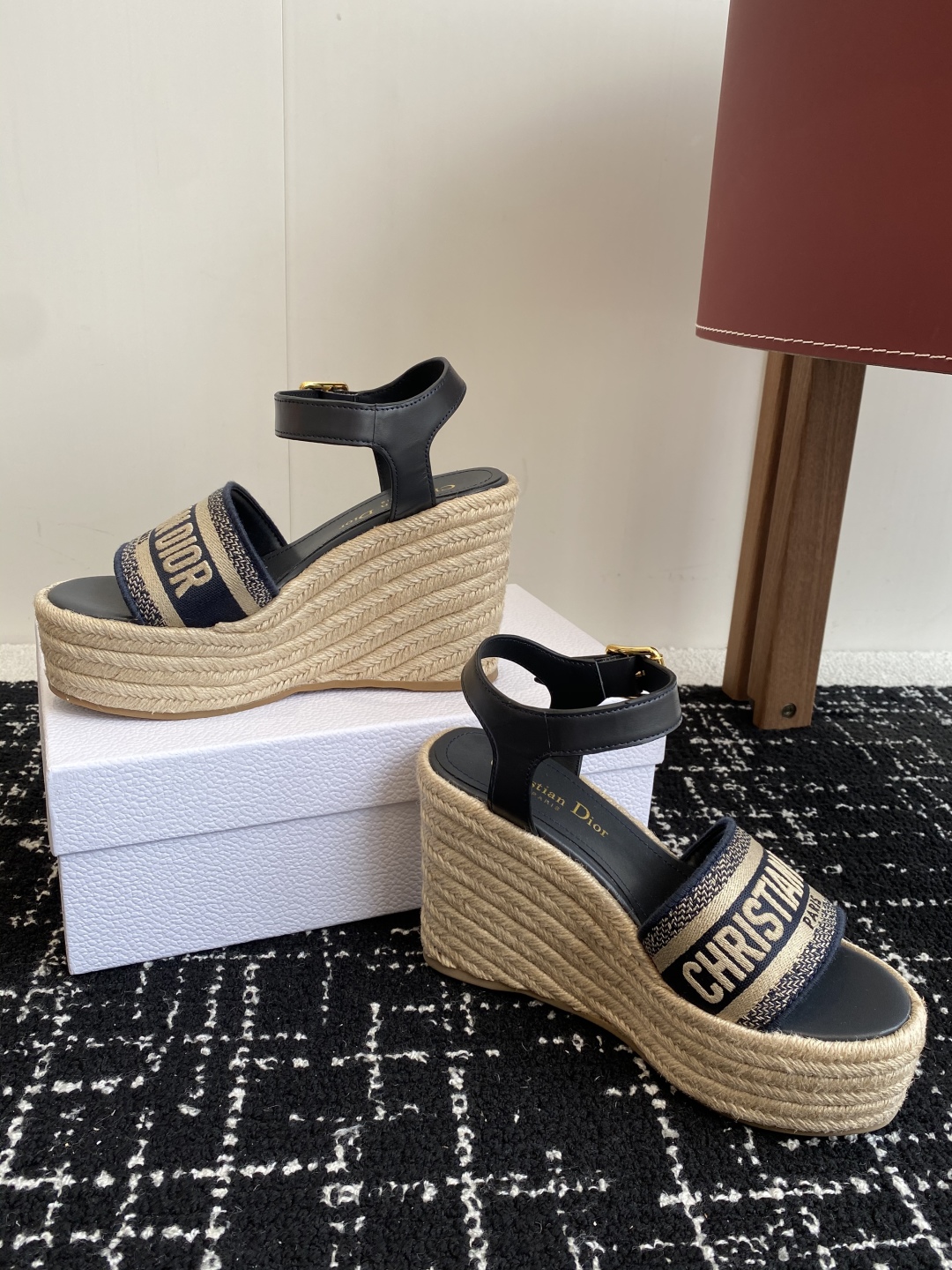 代购级
Dior 迪奥 25ss 夏季高版本新款 厚底拖鞋

简约超级百搭. 上脚完美奢华可任意搭配春夏