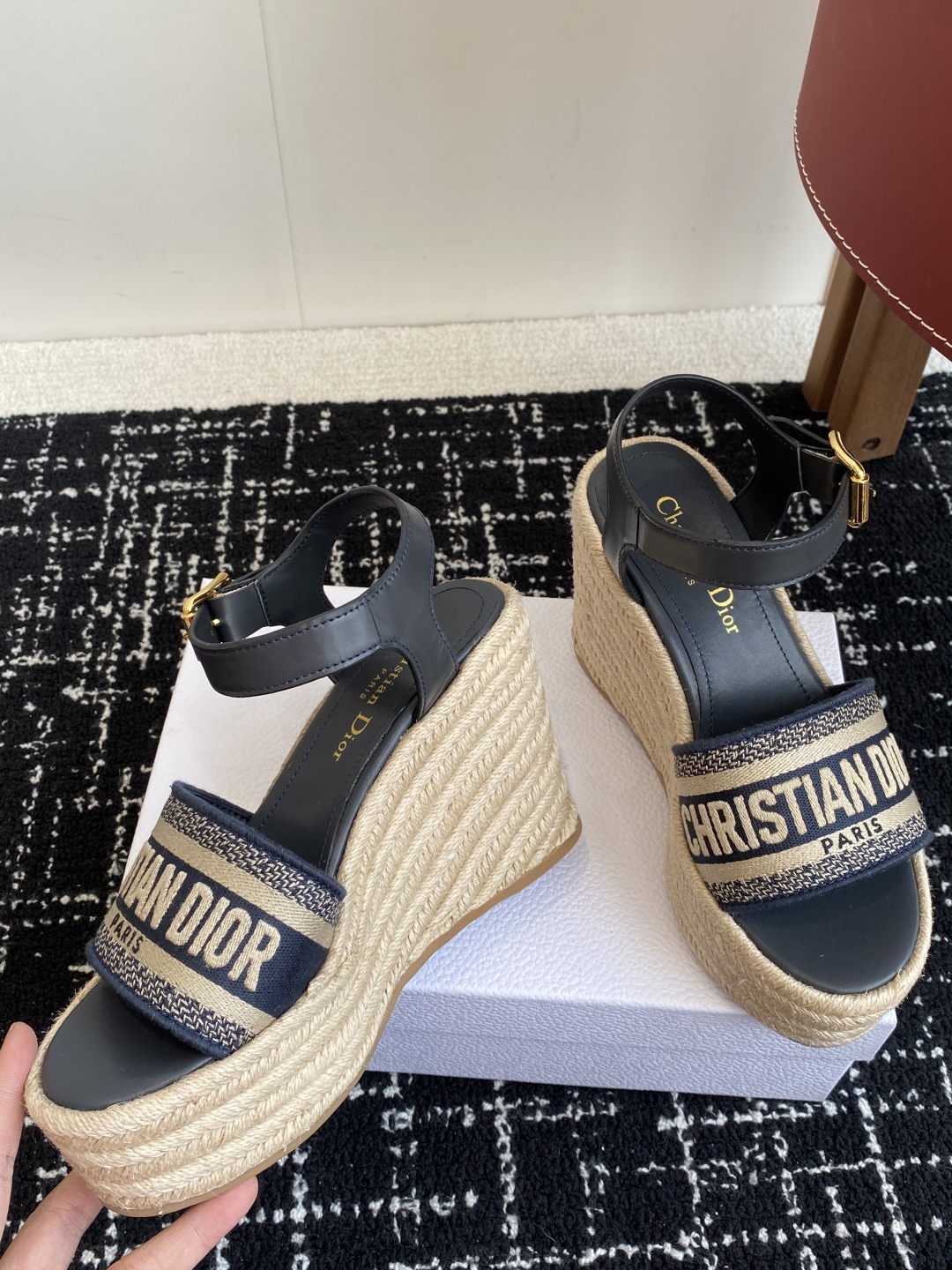 代购级
Dior 迪奥 25ss 夏季高版本新款 厚底拖鞋

简约超级百搭. 上脚完美奢华可任意搭配春夏