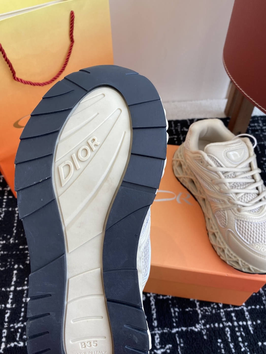 代购级(情侣款)
Dior x Kaws迪奥 联名款B35胶囊情侣款 系列 镂空 网面
原版购入开发