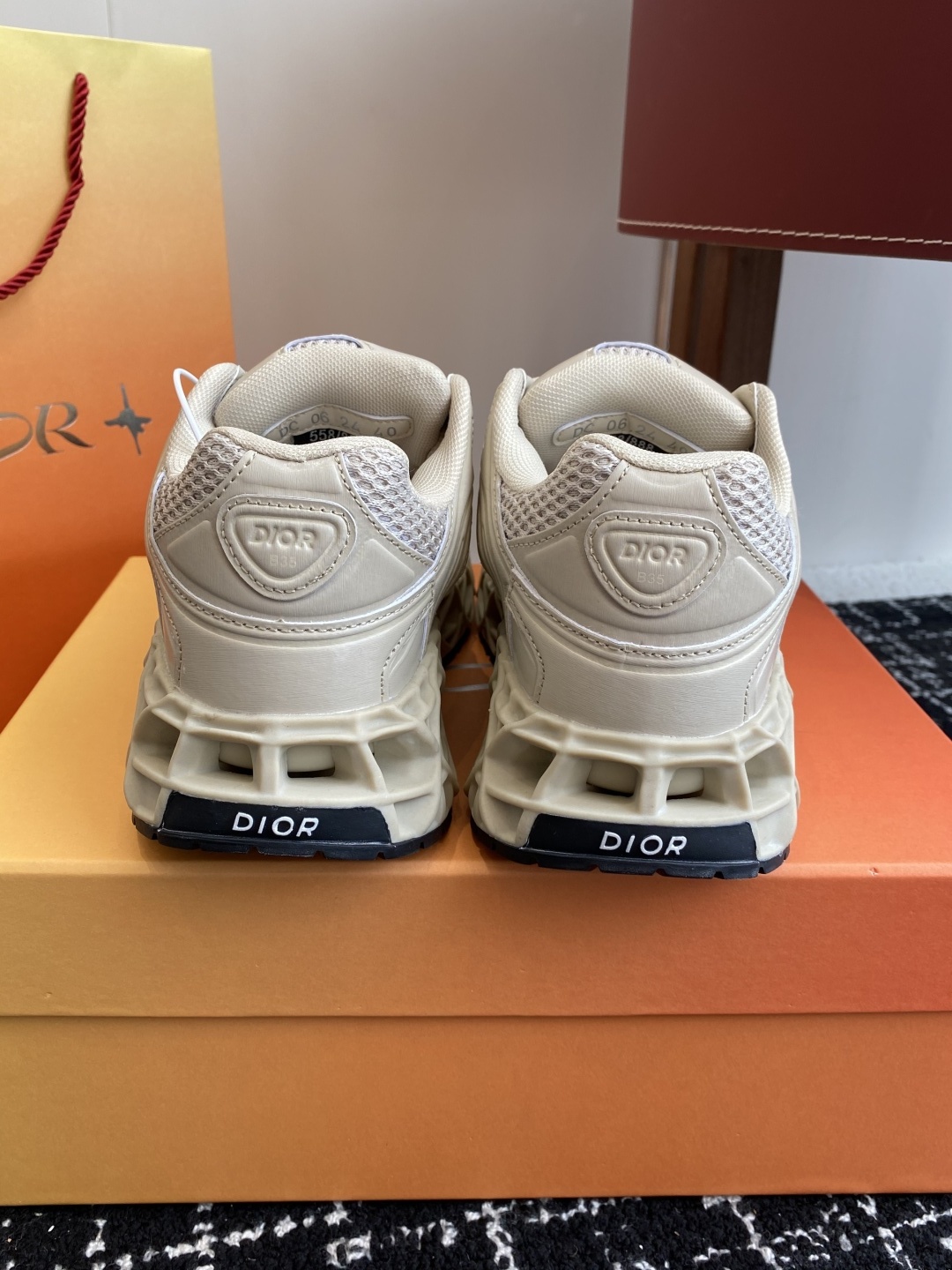 代购级(情侣款)
Dior x Kaws迪奥 联名款B35胶囊情侣款 系列 镂空 网面
原版购入开发