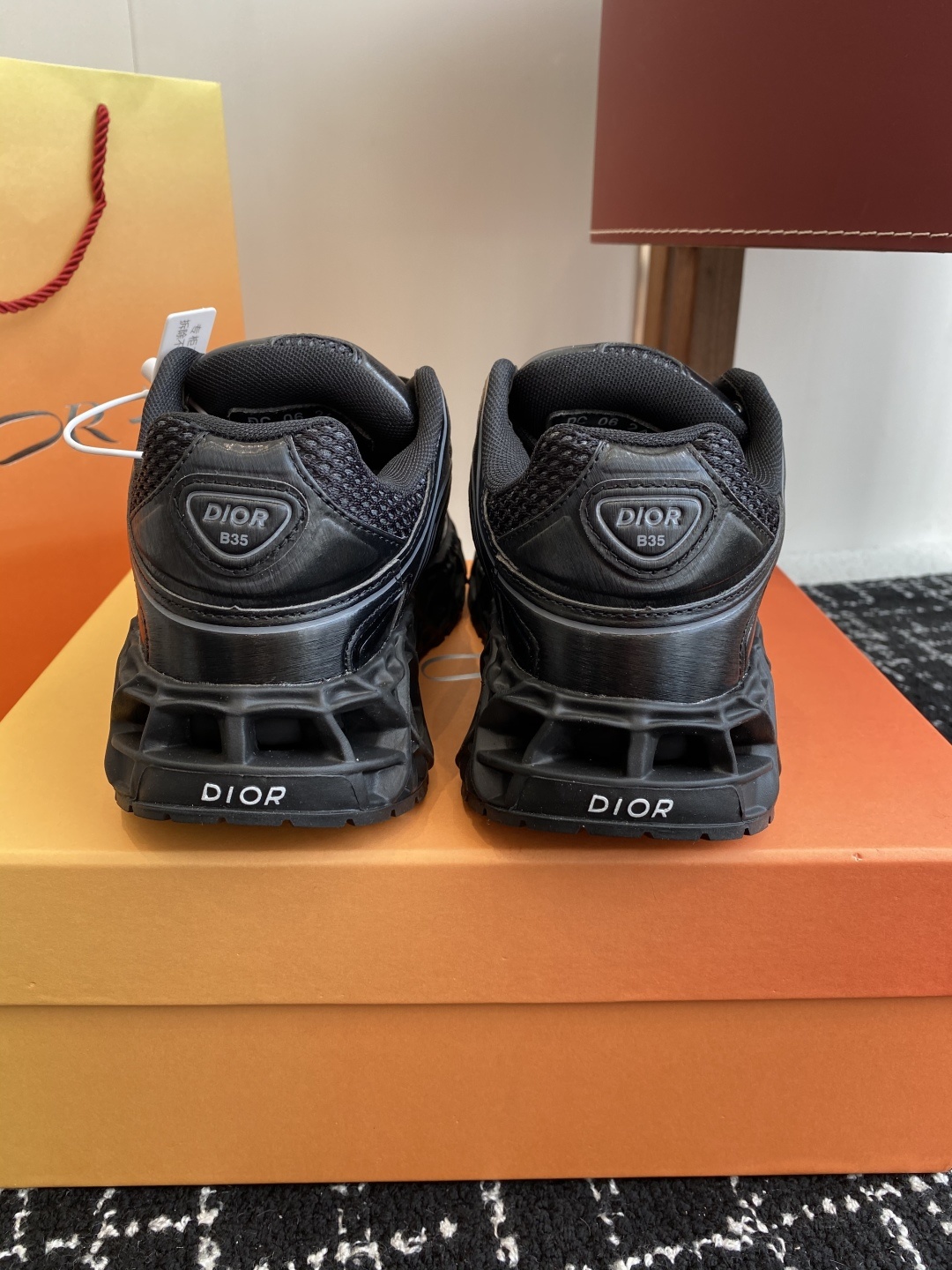 代购级(情侣款)
Dior x Kaws迪奥 联名款B35胶囊情侣款 系列 镂空 网面
原版购入开发
