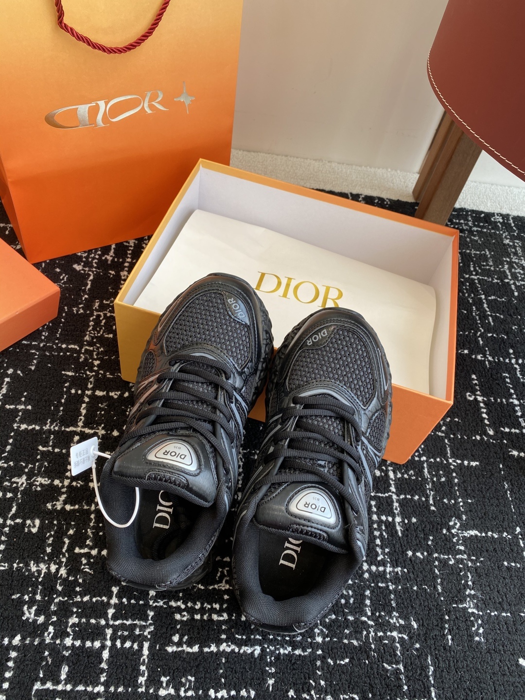 代购级(情侣款)
Dior x Kaws迪奥 联名款B35胶囊情侣款 系列 镂空 网面
原版购入开发