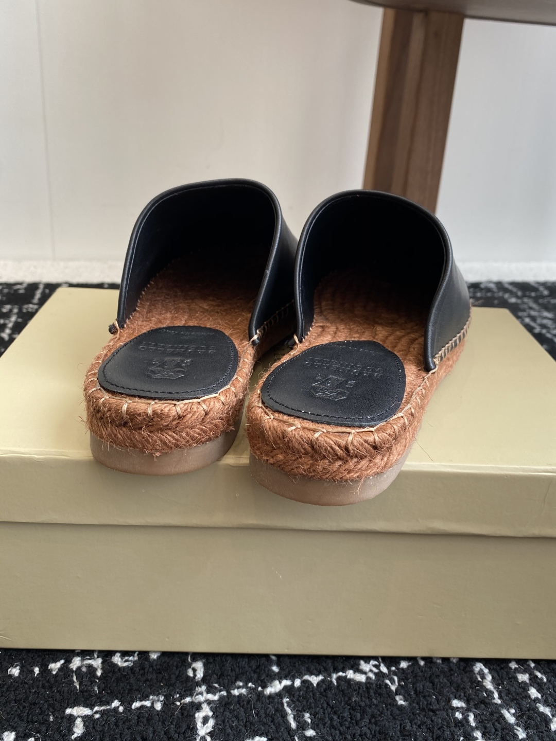 
brunello cucinelli 25ss 春夏新款 渔夫鞋 BC经典 半拖

制作工艺相当麻烦，