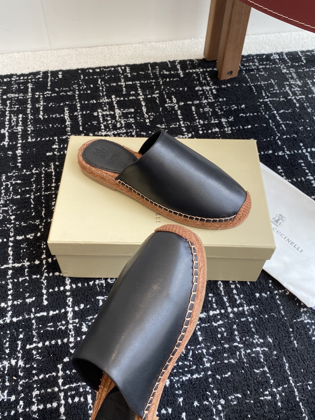 
brunello cucinelli 25ss 春夏新款 渔夫鞋 BC经典 半拖

制作工艺相当麻烦，