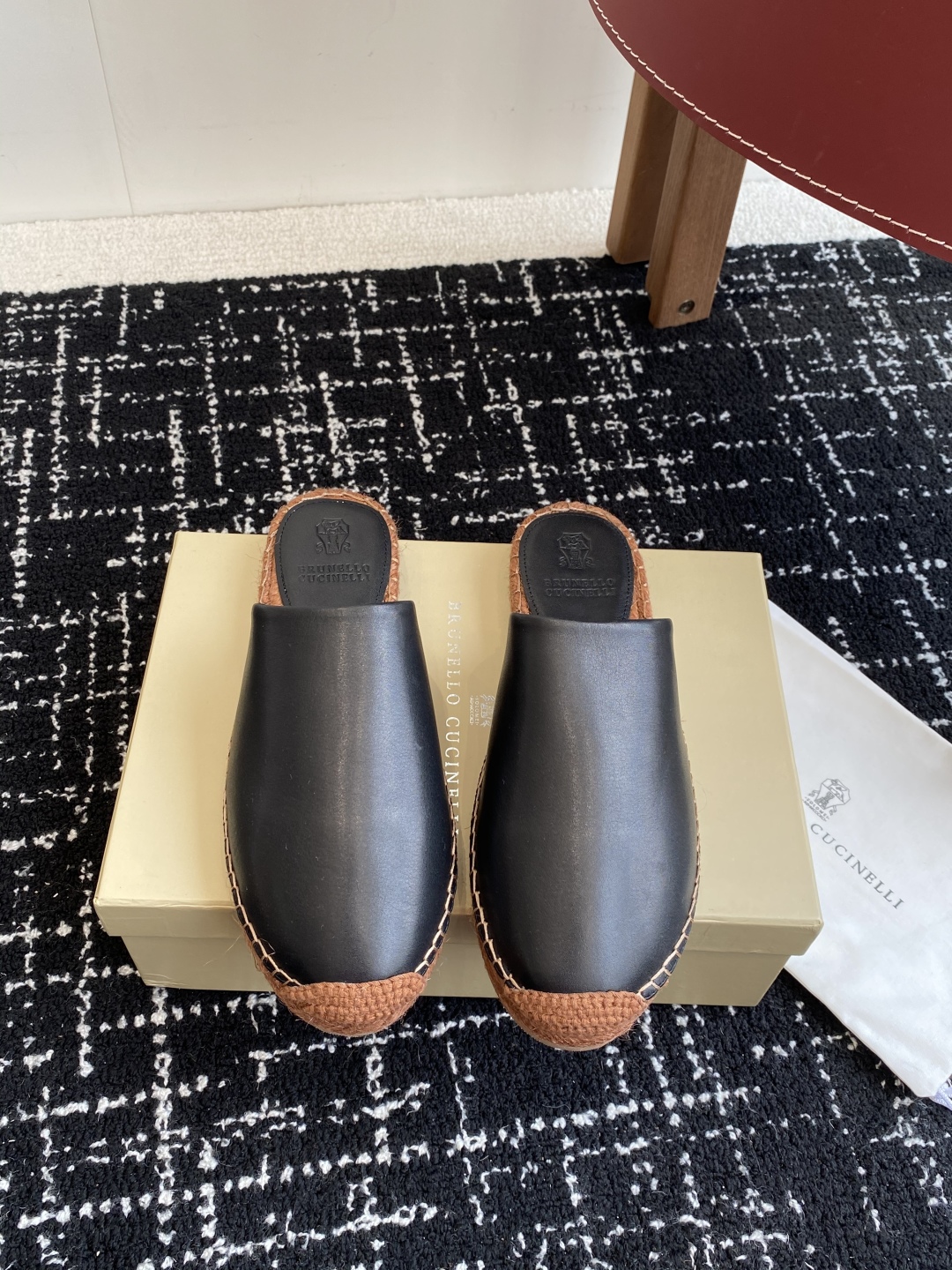 
brunello cucinelli 25ss 春夏新款 渔夫鞋 BC经典 半拖

制作工艺相当麻烦，