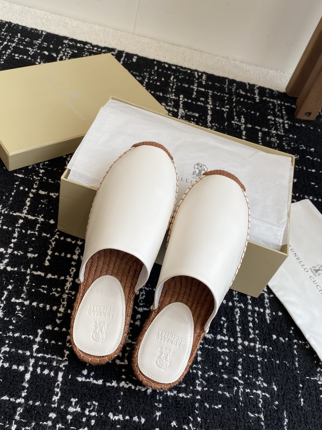 
brunello cucinelli 25ss 春夏新款 渔夫鞋 BC经典 半拖

制作工艺相当麻烦，