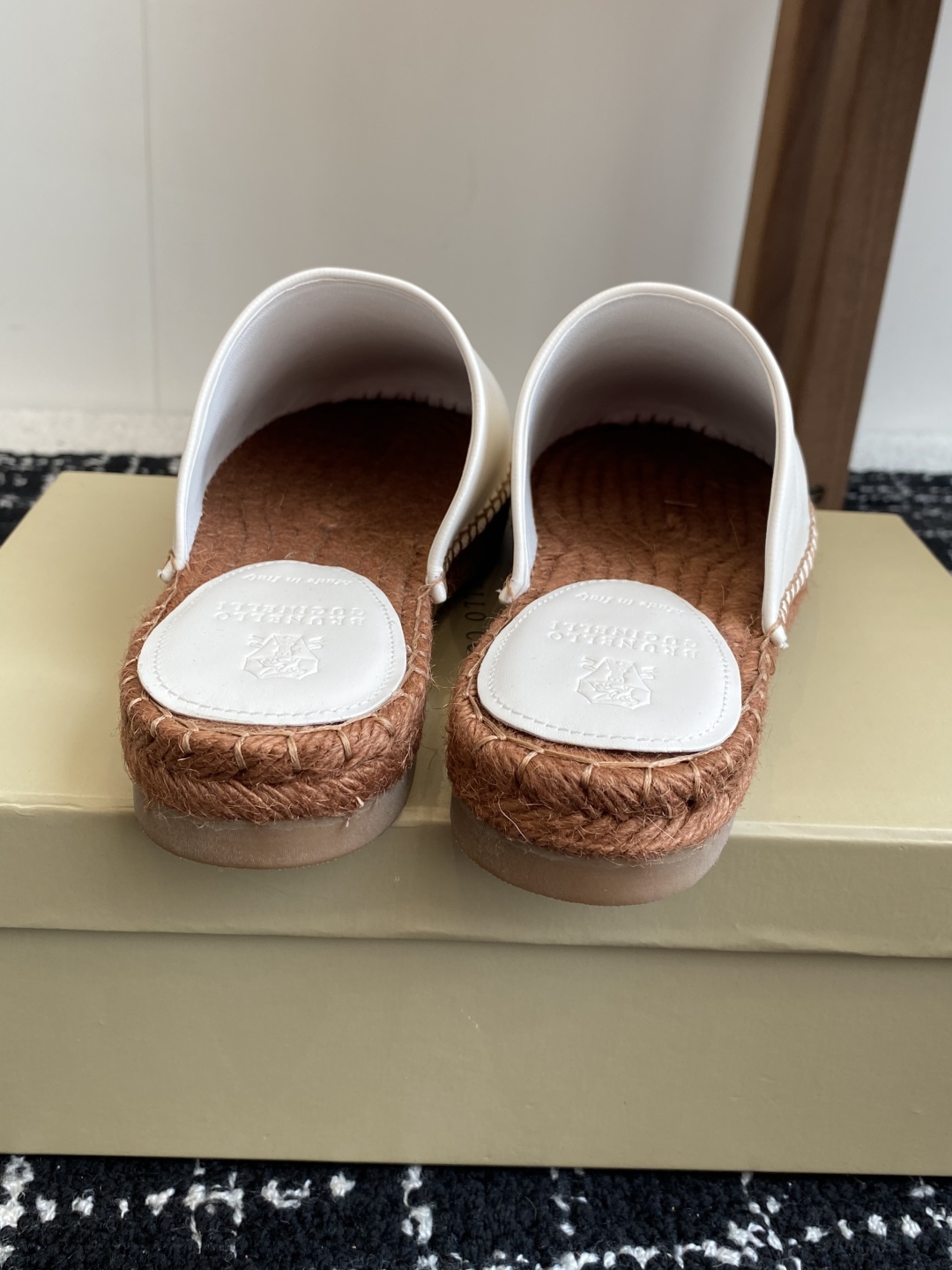 
brunello cucinelli 25ss 春夏新款 渔夫鞋 BC经典 半拖

制作工艺相当麻烦，