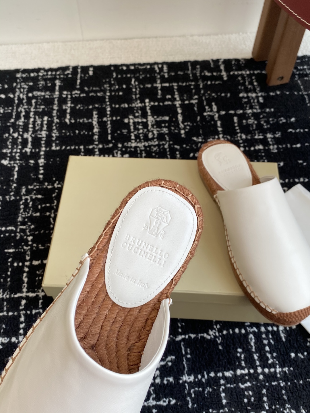
brunello cucinelli 25ss 春夏新款 渔夫鞋 BC经典 半拖

制作工艺相当麻烦，