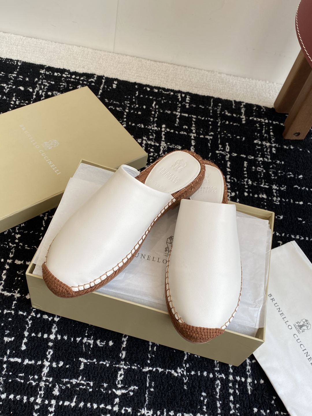 
brunello cucinelli 25ss 春夏新款 渔夫鞋 BC经典 半拖

制作工艺相当麻烦，