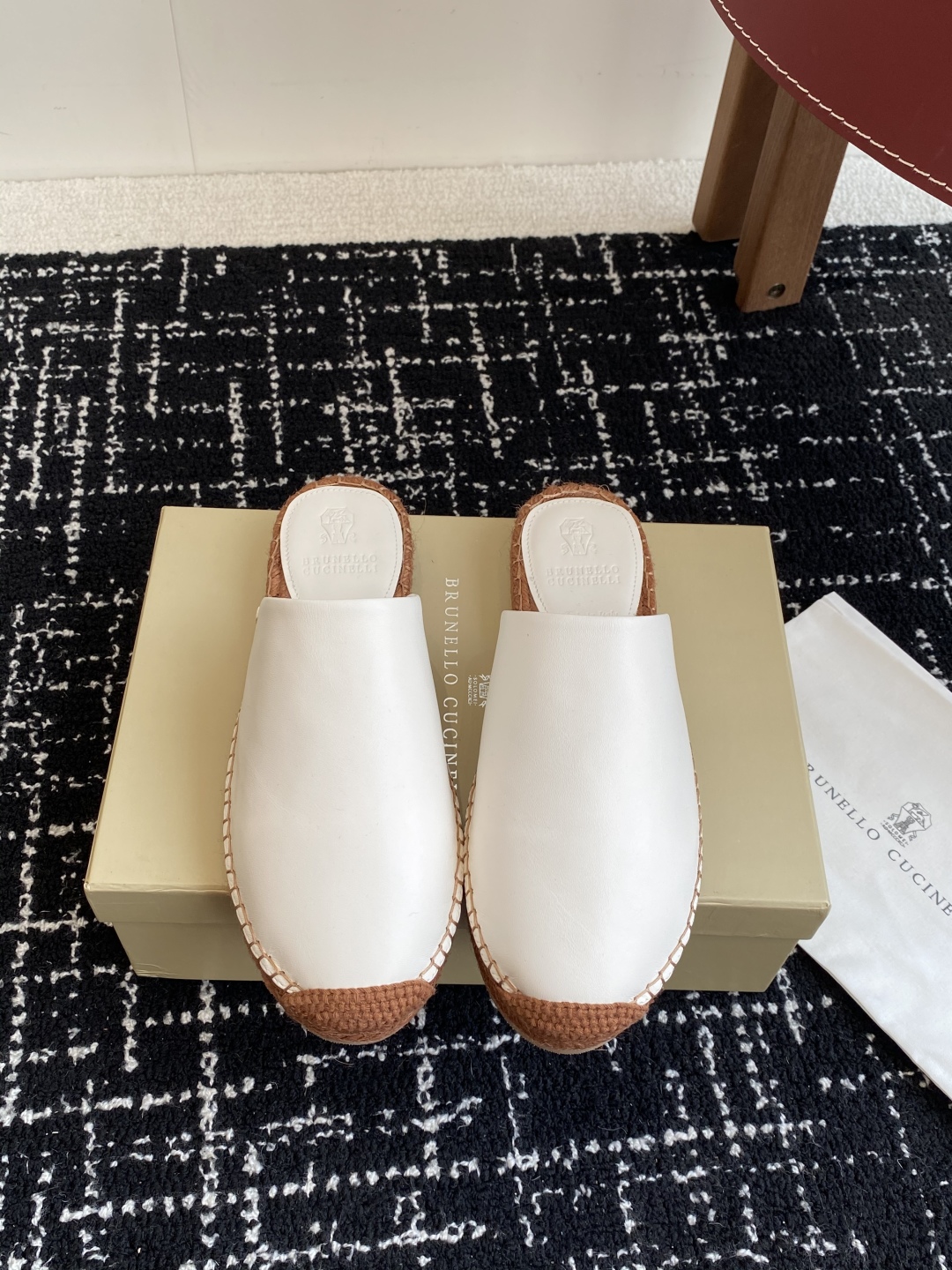 
brunello cucinelli 25ss 春夏新款 渔夫鞋 BC经典 半拖

制作工艺相当麻烦，