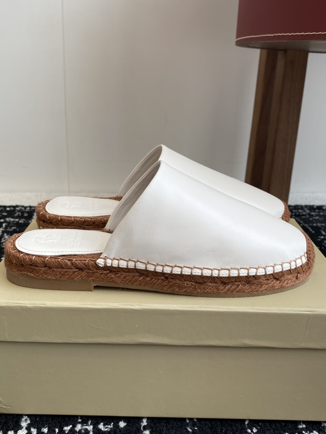 
brunello cucinelli 25ss 春夏新款 渔夫鞋 BC经典 半拖

制作工艺相当麻烦，