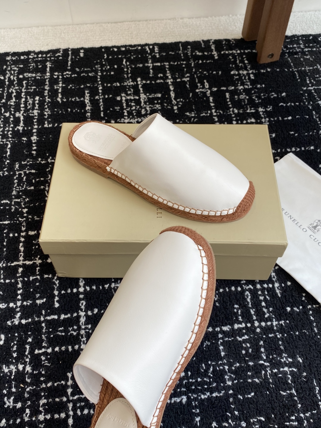 
brunello cucinelli 25ss 春夏新款 渔夫鞋 BC经典 半拖

制作工艺相当麻烦，