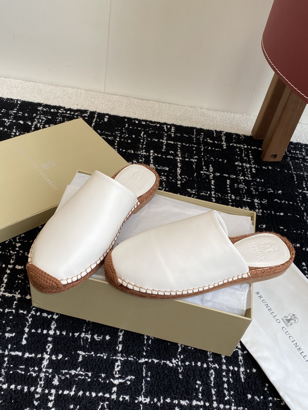 
brunello cucinelli 25ss 春夏新款 渔夫鞋 BC经典 半拖

制作工艺相当麻烦，
