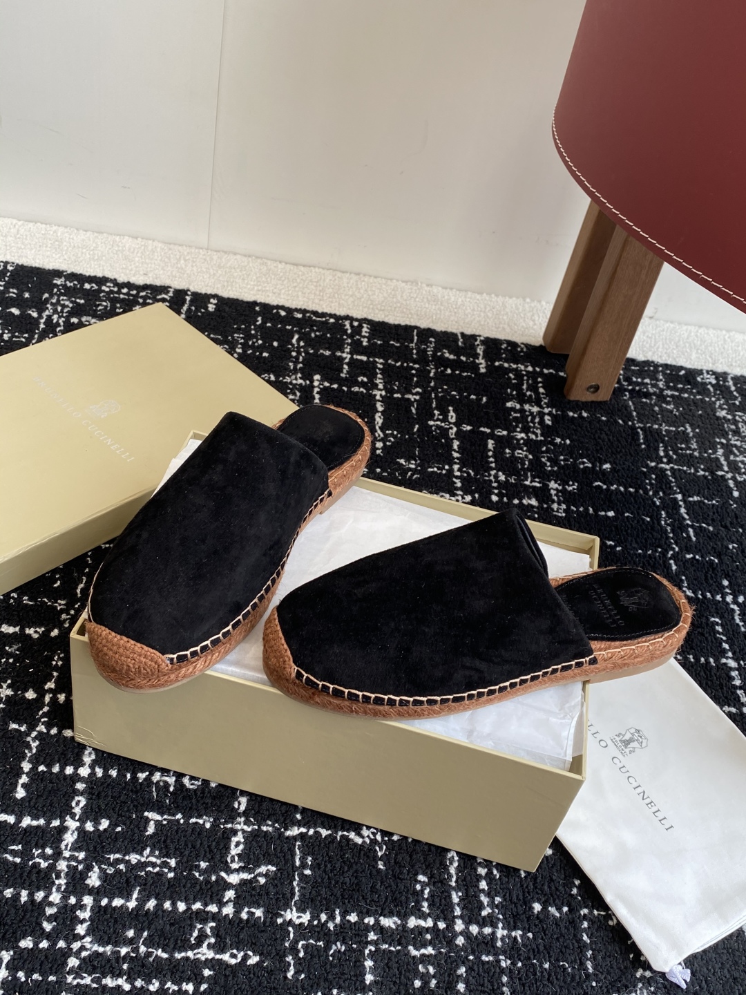 
brunello cucinelli 25ss 春夏新款 渔夫鞋 BC经典 半拖

制作工艺相当麻烦，