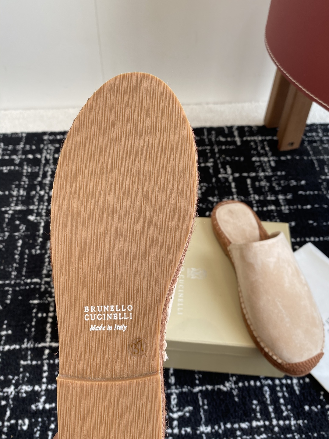 
brunello cucinelli 25ss 春夏新款 渔夫鞋 BC经典 半拖

制作工艺相当麻烦，