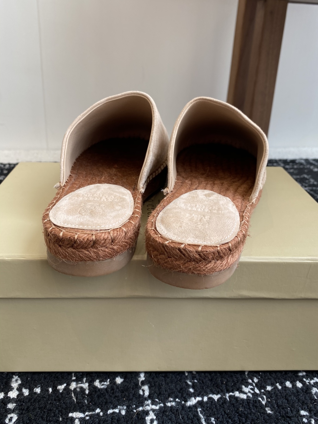 
brunello cucinelli 25ss 春夏新款 渔夫鞋 BC经典 半拖

制作工艺相当麻烦，