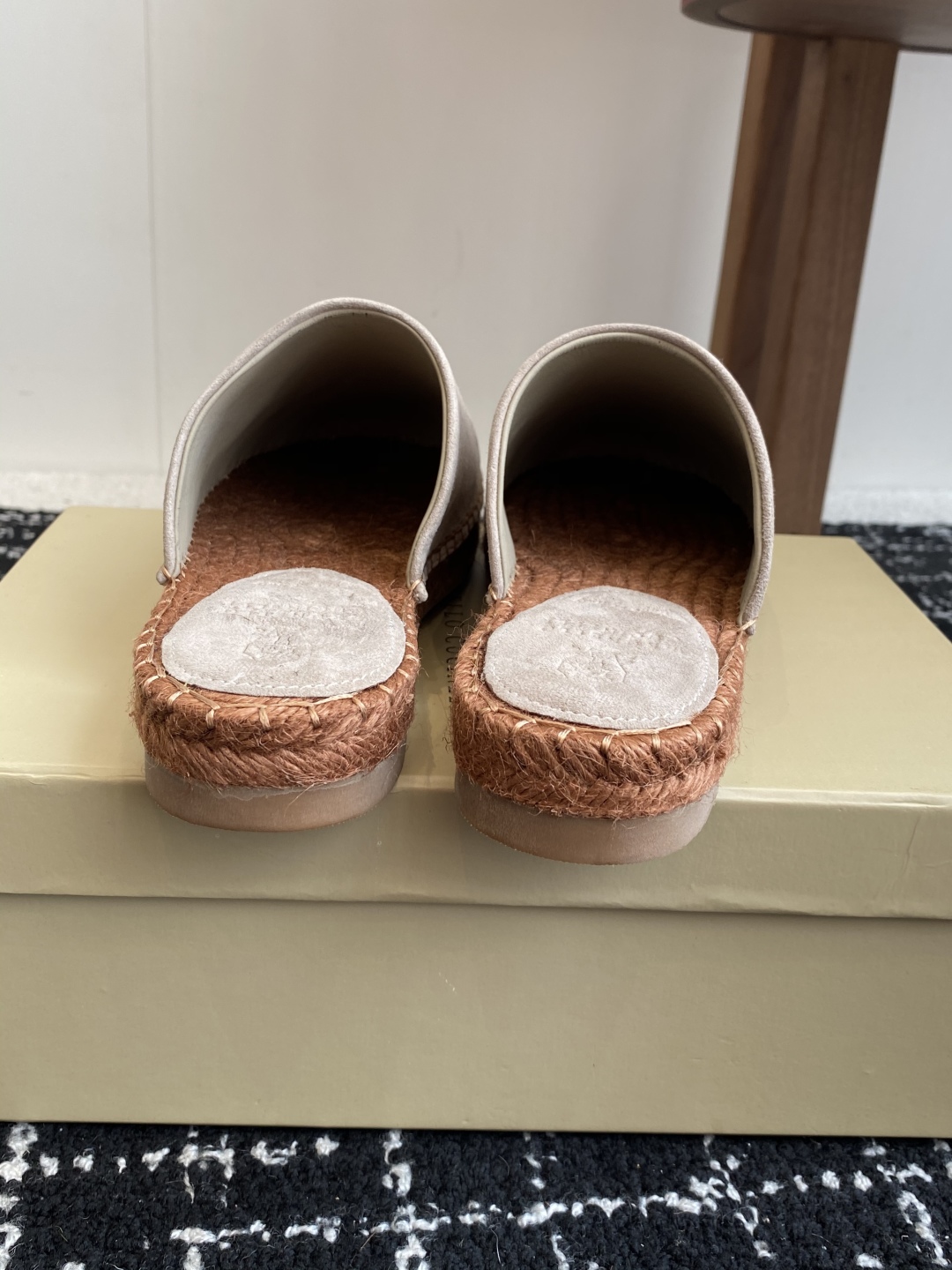 
brunello cucinelli 25ss 春夏新款 渔夫鞋 BC经典 半拖

制作工艺相当麻烦，