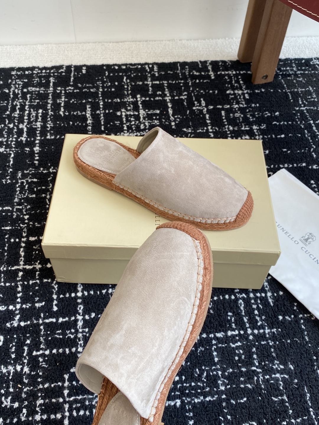 
brunello cucinelli 25ss 春夏新款 渔夫鞋 BC经典 半拖

制作工艺相当麻烦，