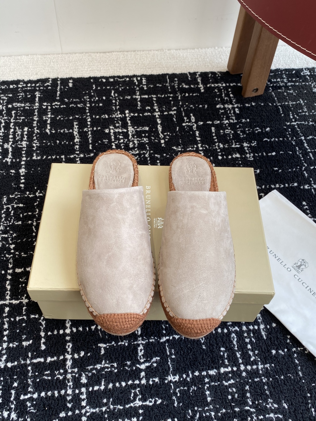 
brunello cucinelli 25ss 春夏新款 渔夫鞋 BC经典 半拖

制作工艺相当麻烦，