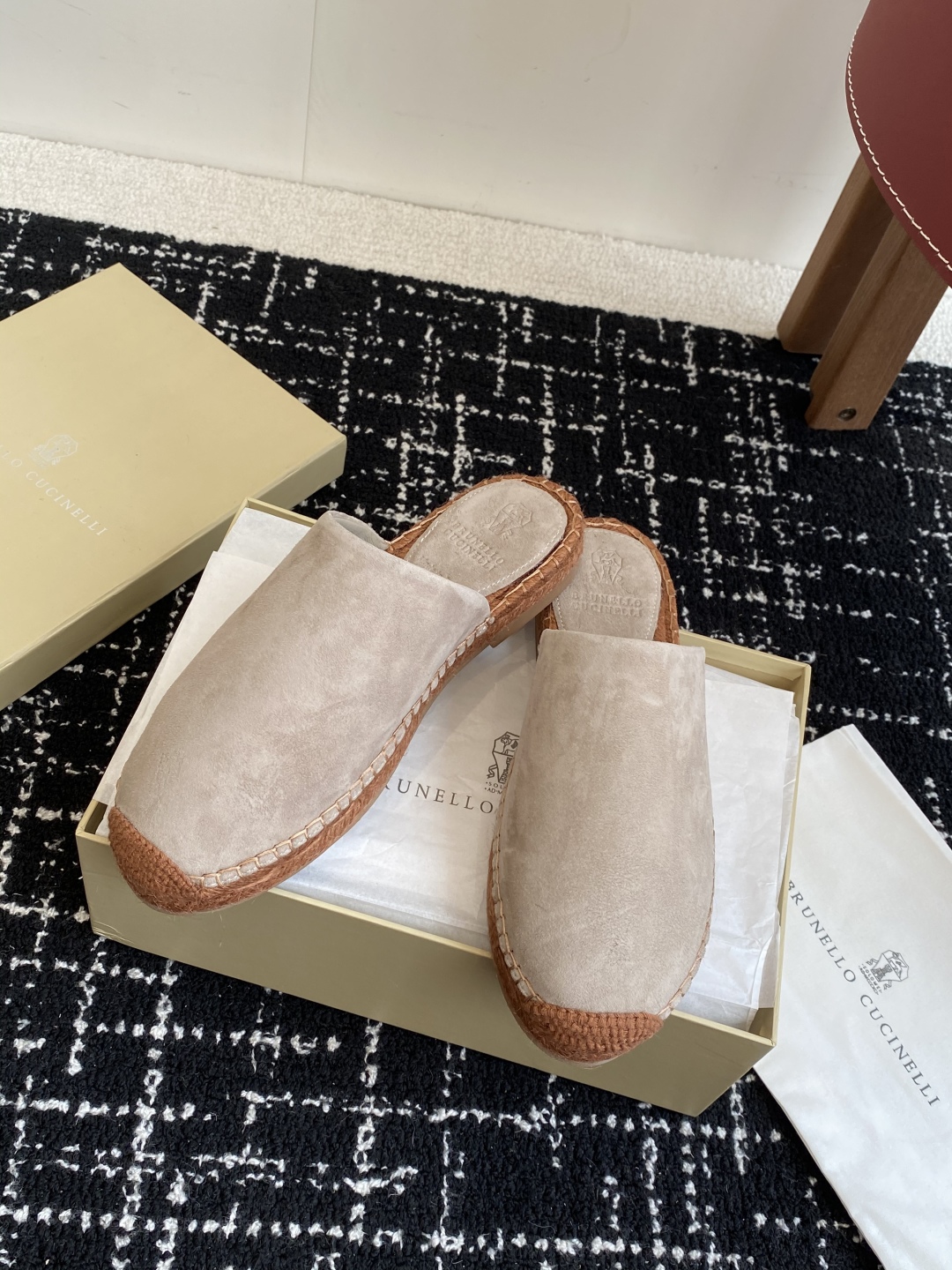 
brunello cucinelli 25ss 春夏新款 渔夫鞋 BC经典 半拖

制作工艺相当麻烦，