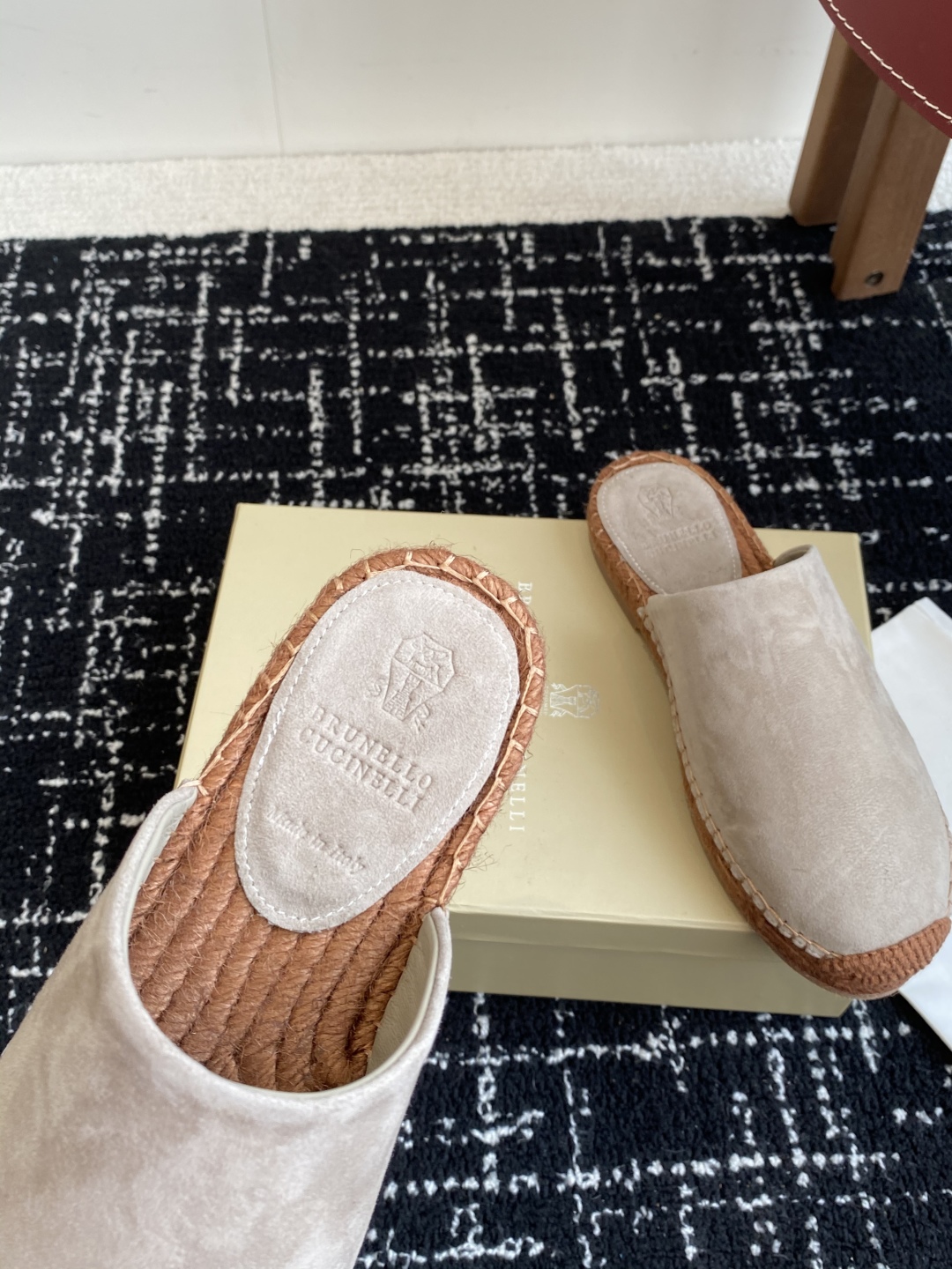 
brunello cucinelli 25ss 春夏新款 渔夫鞋 BC经典 半拖

制作工艺相当麻烦，