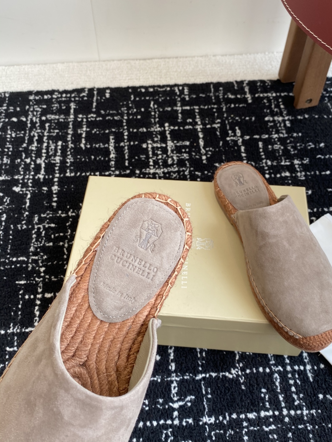 
brunello cucinelli 25ss 春夏新款 渔夫鞋 BC经典 半拖

制作工艺相当麻烦，