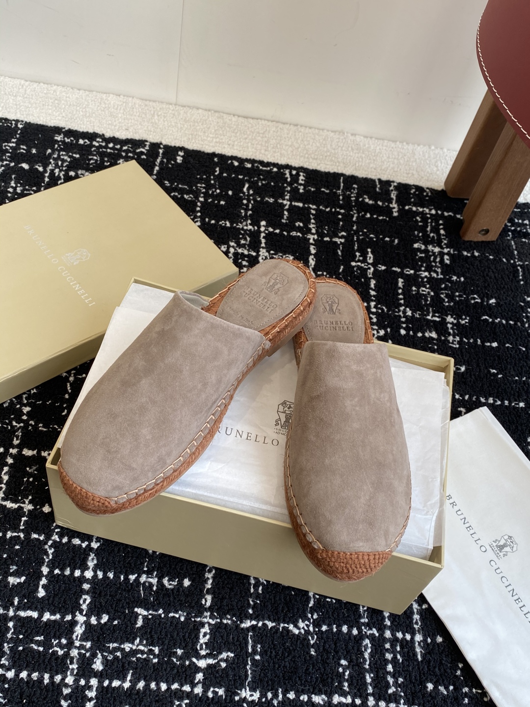 
brunello cucinelli 25ss 春夏新款 渔夫鞋 BC经典 半拖

制作工艺相当麻烦，
