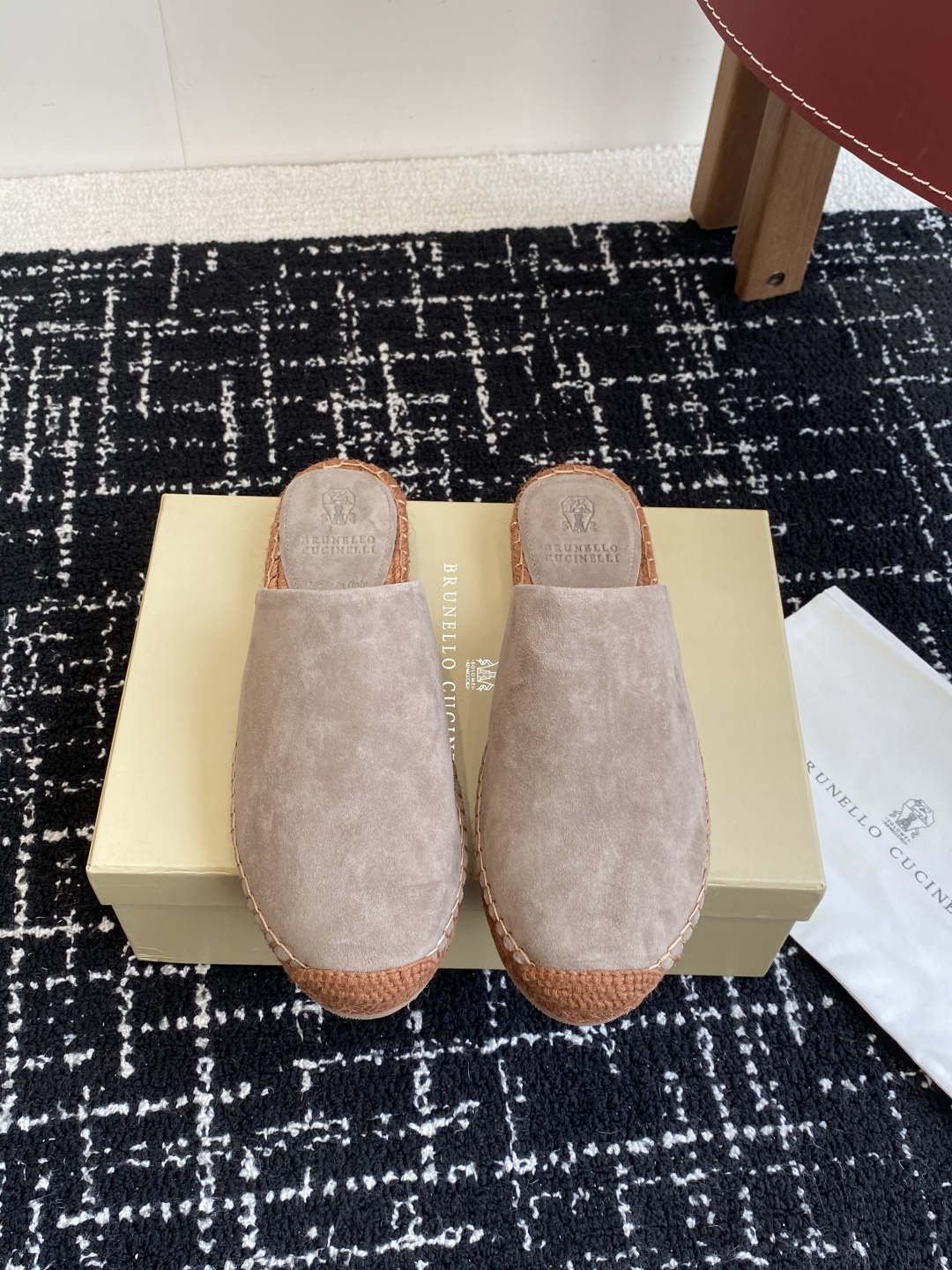 
brunello cucinelli 25ss 春夏新款 渔夫鞋 BC经典 半拖

制作工艺相当麻烦，