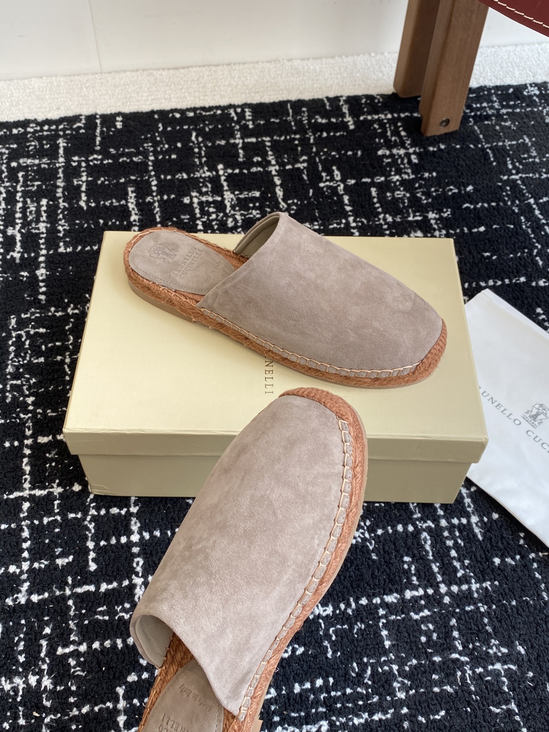 
brunello cucinelli 25ss 春夏新款 渔夫鞋 BC经典 半拖

制作工艺相当麻烦，