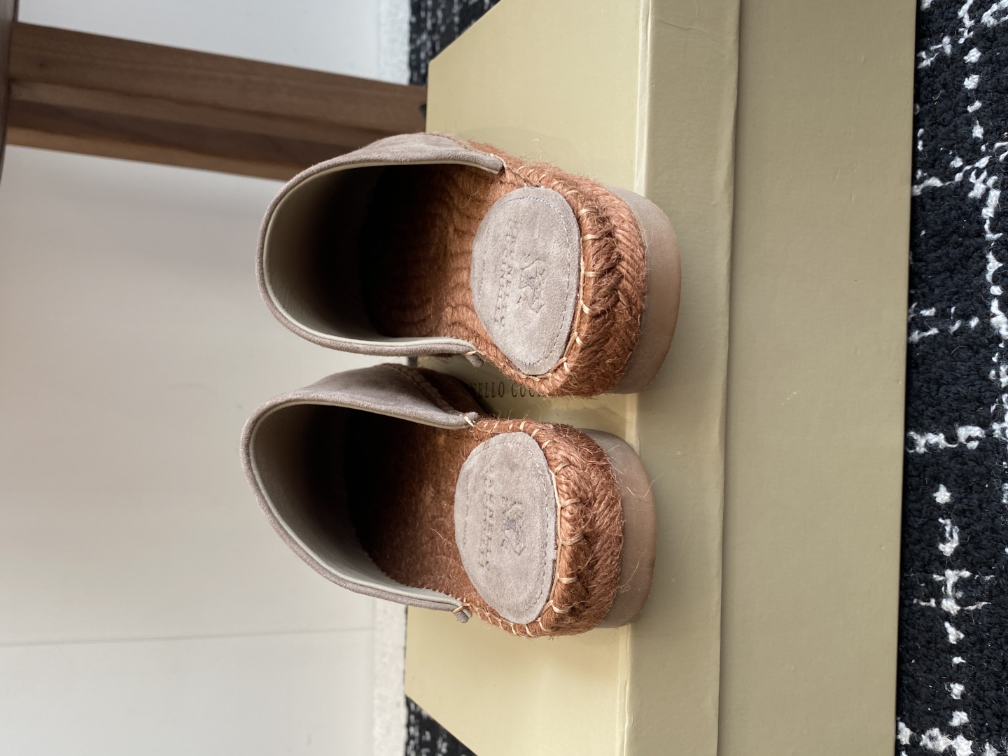 
brunello cucinelli 25ss 春夏新款 渔夫鞋 BC经典 半拖

制作工艺相当麻烦，