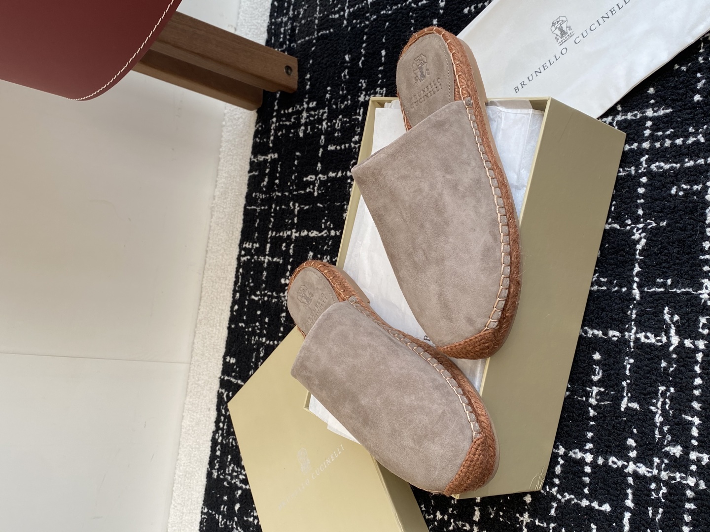 
brunello cucinelli 25ss 春夏新款 渔夫鞋 BC经典 半拖

制作工艺相当麻烦，