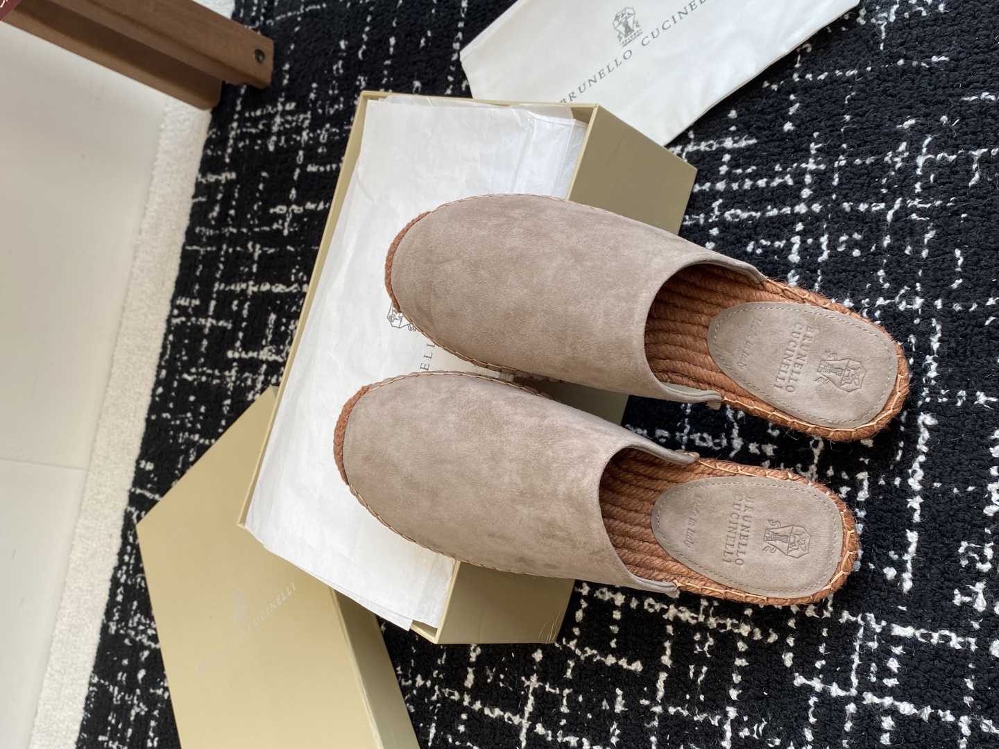 
brunello cucinelli 25ss 春夏新款 渔夫鞋 BC经典 半拖

制作工艺相当麻烦，