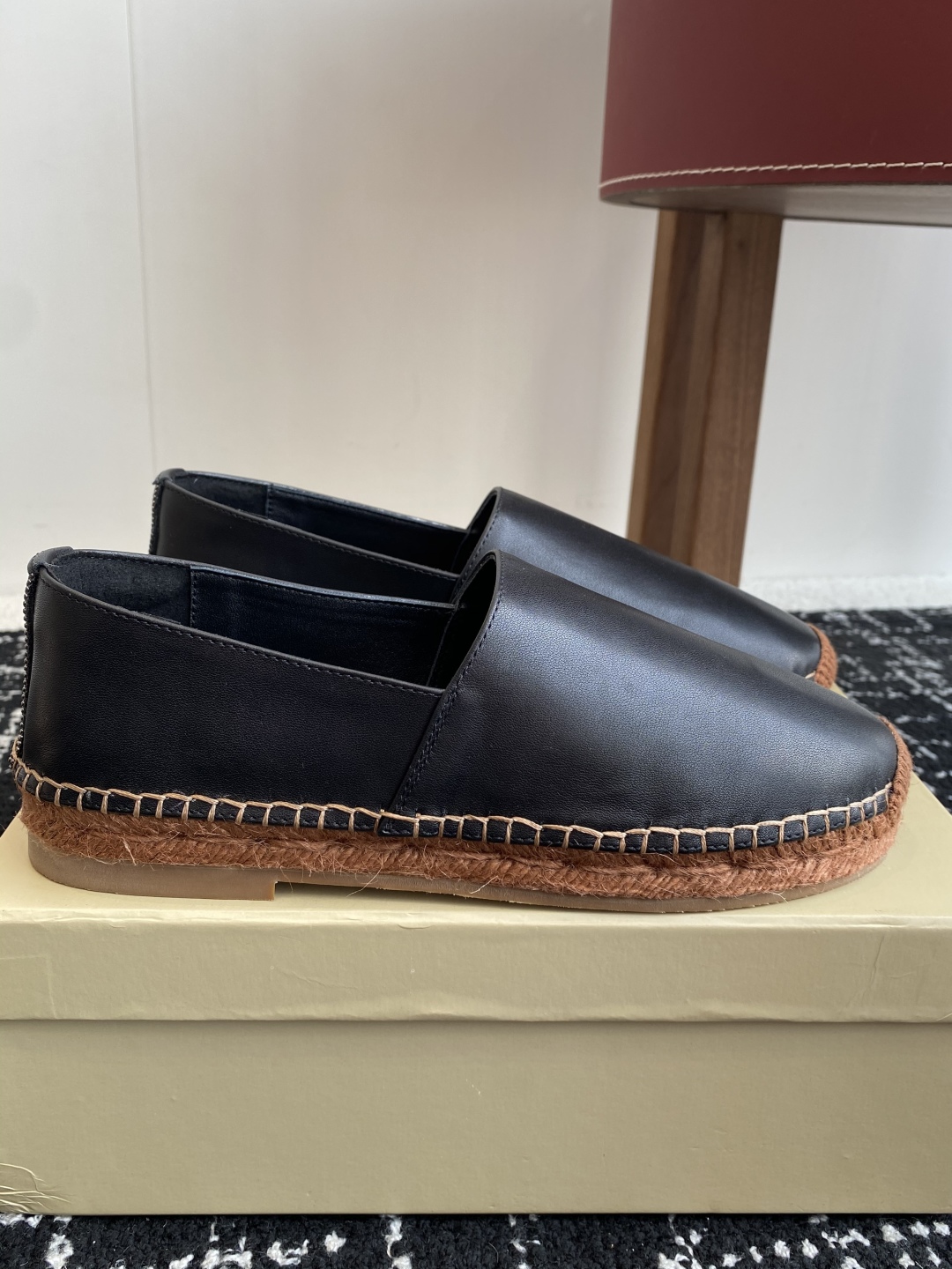 
brunello cucinelli 25ss 春夏新款 渔夫鞋 BC经典 半拖

制作工艺相当麻烦，