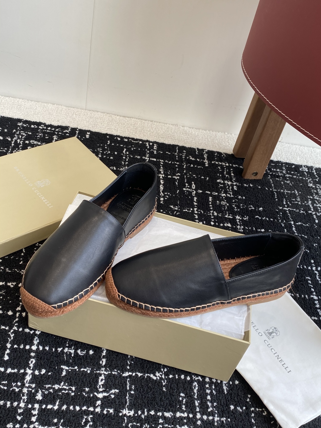 
brunello cucinelli 25ss 春夏新款 渔夫鞋 BC经典 半拖

制作工艺相当麻烦，