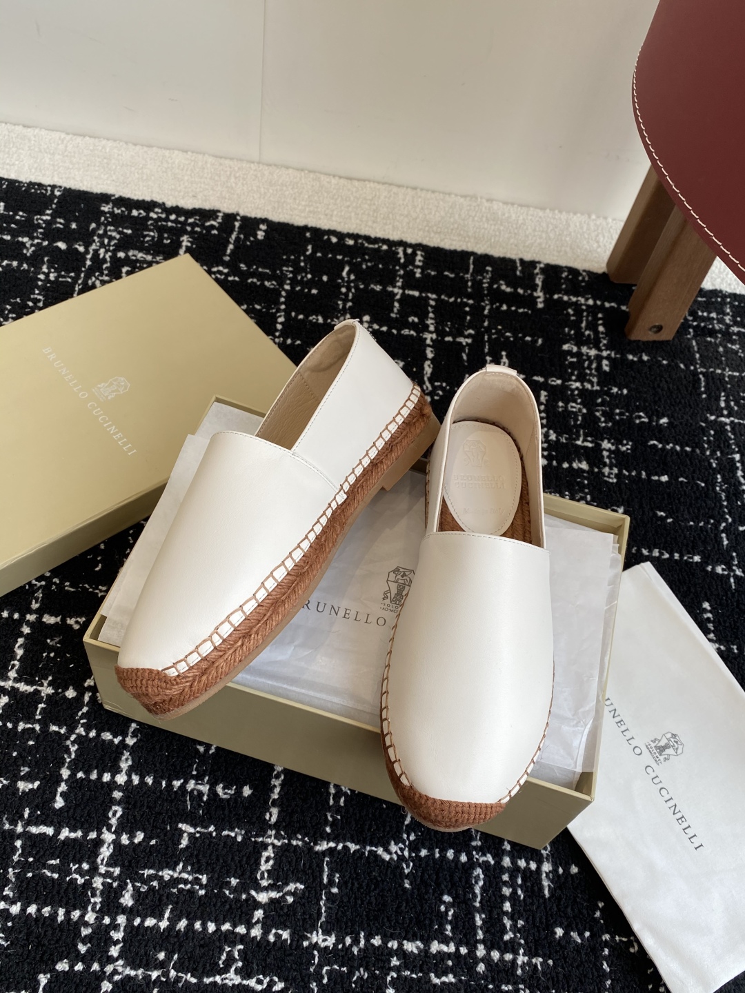 
brunello cucinelli 25ss 春夏新款 渔夫鞋 BC经典 半拖

制作工艺相当麻烦，