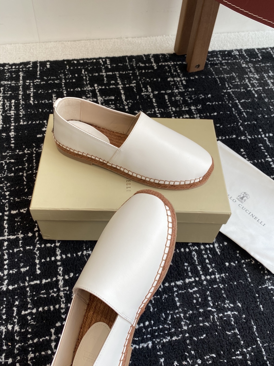
brunello cucinelli 25ss 春夏新款 渔夫鞋 BC经典 半拖

制作工艺相当麻烦，