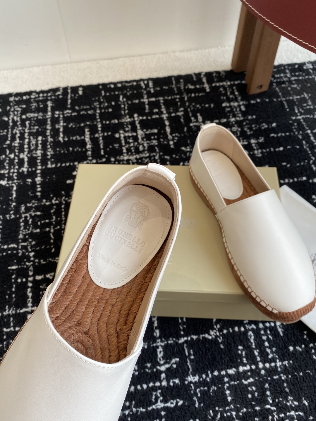 
brunello cucinelli 25ss 春夏新款 渔夫鞋 BC经典 半拖

制作工艺相当麻烦，