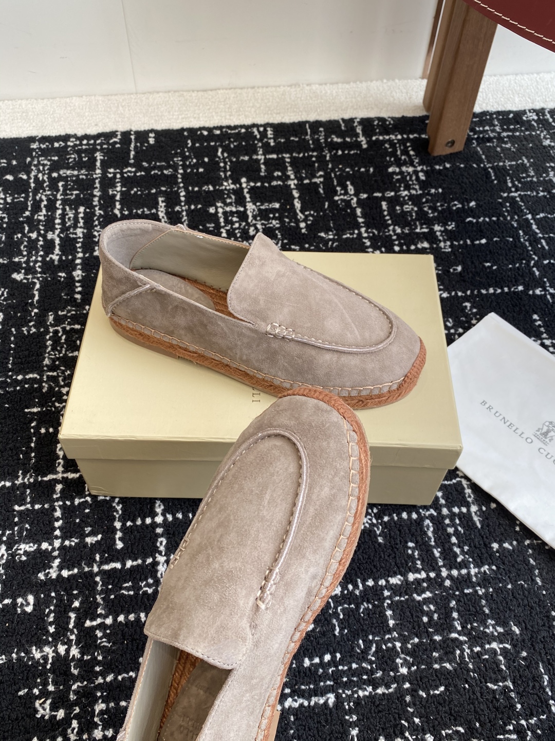 
brunello cucinelli 25ss 春夏新款 渔夫鞋 BC经典 半拖

制作工艺相当麻烦，
