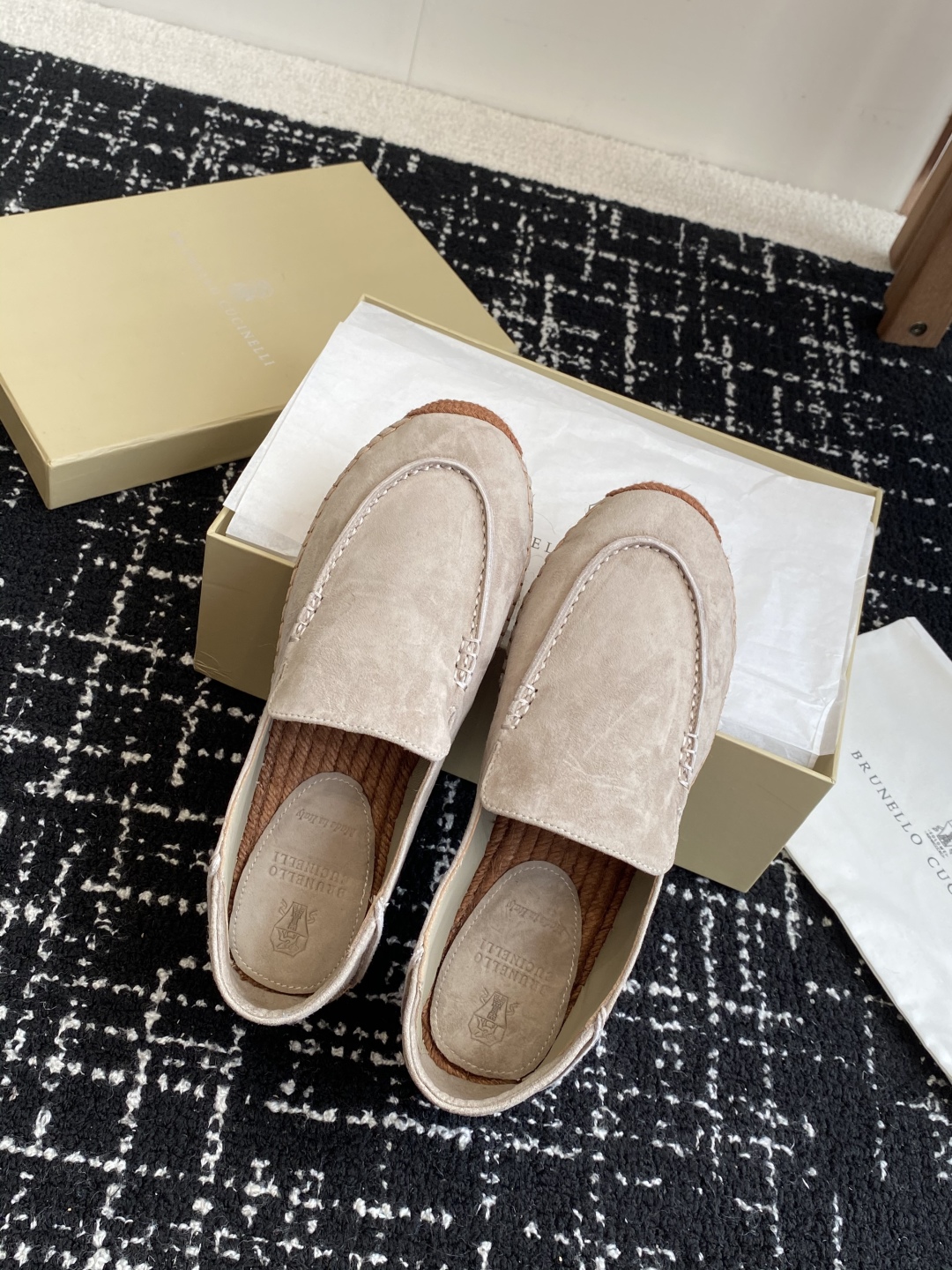 
brunello cucinelli 25ss 春夏新款 渔夫鞋 BC经典 半拖

制作工艺相当麻烦，