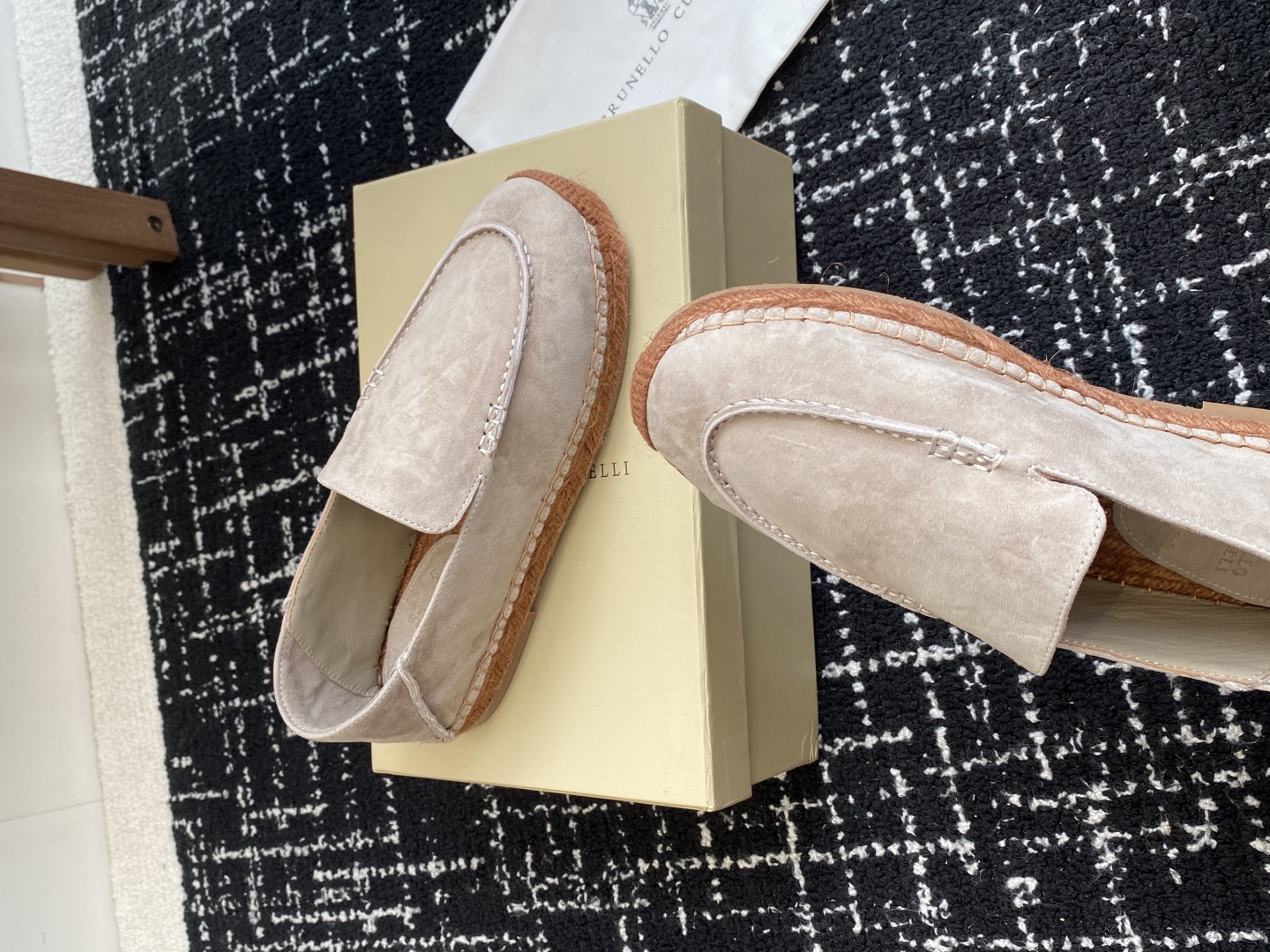
brunello cucinelli 25ss 春夏新款 渔夫鞋 BC经典 半拖

制作工艺相当麻烦，