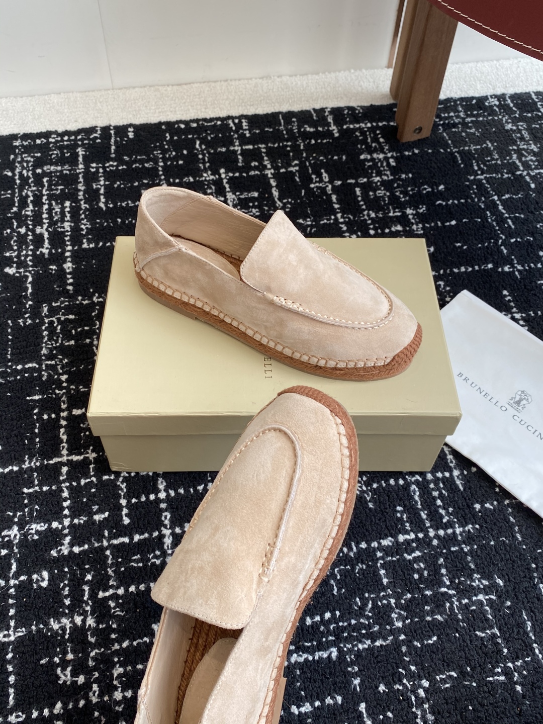 
brunello cucinelli 25ss 春夏新款 渔夫鞋 BC经典 半拖

制作工艺相当麻烦，
