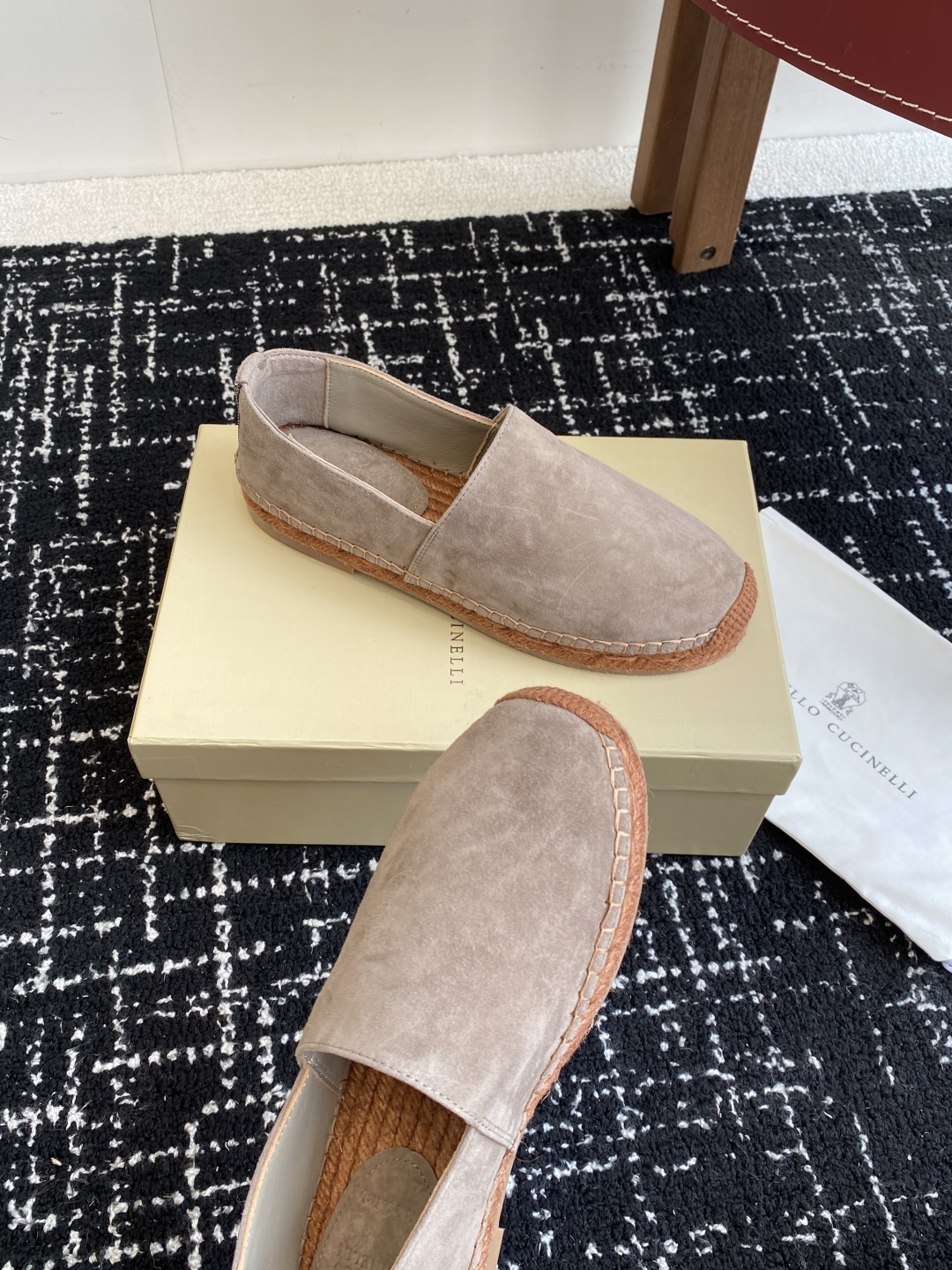 
brunello cucinelli 25ss 春夏新款 渔夫鞋 BC经典 半拖

制作工艺相当麻烦，